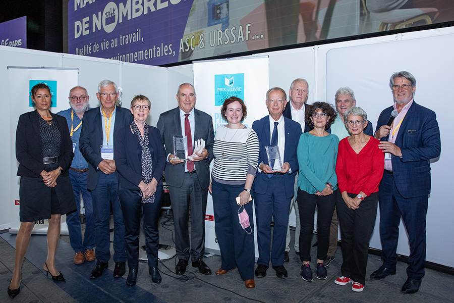 De gauche à droite : Sonia Shaeffer applaudie chaleureusement par un nombreux public célébrant sa dernière participation, Charles Gouillard, tous les deux appartenant au jury présidé par Rober Belot à côté de la vice présidente de la MAIF, Annick Valette. Suivent, Roland Berthilier, Camille Dorrival, jurée, Thierry Jeantet, Alain Duvernet et Marie-Edith, éditeurs de l'Archipel et des Petits Matins, Patrick Viveret, juré, Kristel Leclercq, artiste choisie pour cette édition et Patrick Gobert, l’organisateur de l’événement en partenariat avec SalonsCE et SocialCSE... Photo : Jacques Martin