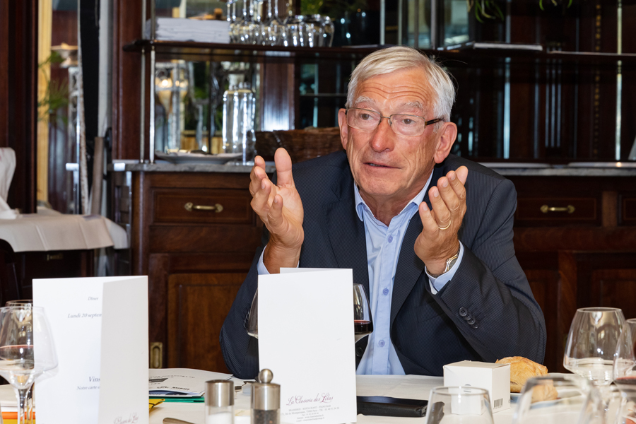 Le président du Jury Roger Belot rappelle les fondamentaux d'une bonne sélection...et d'un bon vote... Il entérine également la décision de Philippe Jahshan de laisser sa place de juré en raison de ses nouvelles fonctions qui lui prennent beaucoup de temps. Le Jury l'a remercié en lui souhaitant le meilleur pour l'avenir - Photo : Jacques Martin -