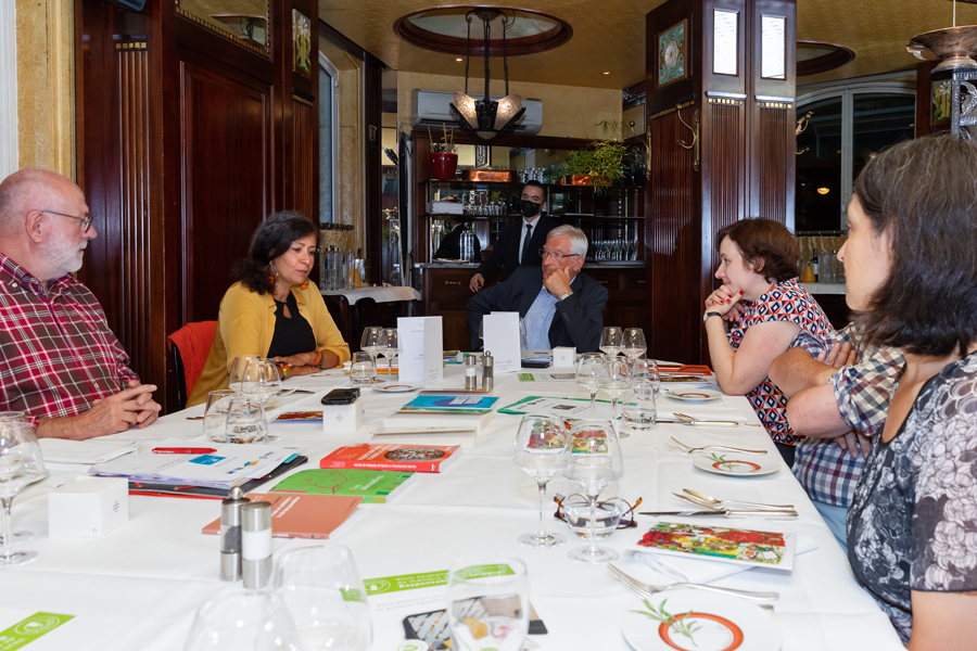 Sonia Schaeffer explique avant le premier tour de table qu'elle a également décidé de laisser sa place de jurée pour des raisons personnelles et qu'après avoir siégé au jury du Prix du Meilleur Ouvrage sur le Monde du Travail puis sur celui du Livre sur l'ESS, elle estimait avoir rempli son rôle, beaucoup appris et souhaitait, tout en restant fidèle au Toit Citoyen, de beaux prix à venir pour le Jury - Photo : Jacques Martin -