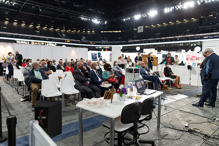 L'espace Rencontres de SalonsCE à la Défense Arena était pratiquement plein pour assister à cette huitième remise de prix parrain épar la MAIF - Photo : Jacques Martin -