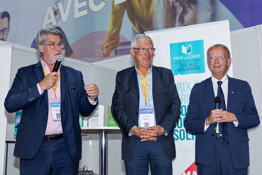 Patrick Gobert souligne l'immense carrière de Thierry Jeantet, carrière consacrée à l'ESS, et se félicite du choix du Jury d'avoir choisi son ouvrage comme lauréat de la catégorie " Experts " - Photo : Jacques Martin - Patrick Gobert souligne l'immense carrière de Thierry Jeantet, carrière consacrée à l'ESS, et se félicite du choix du Jury d'avoir choisi son ouvrage comme lauréat de la catégorie " Experts " - Photo : Jacques Martin -
