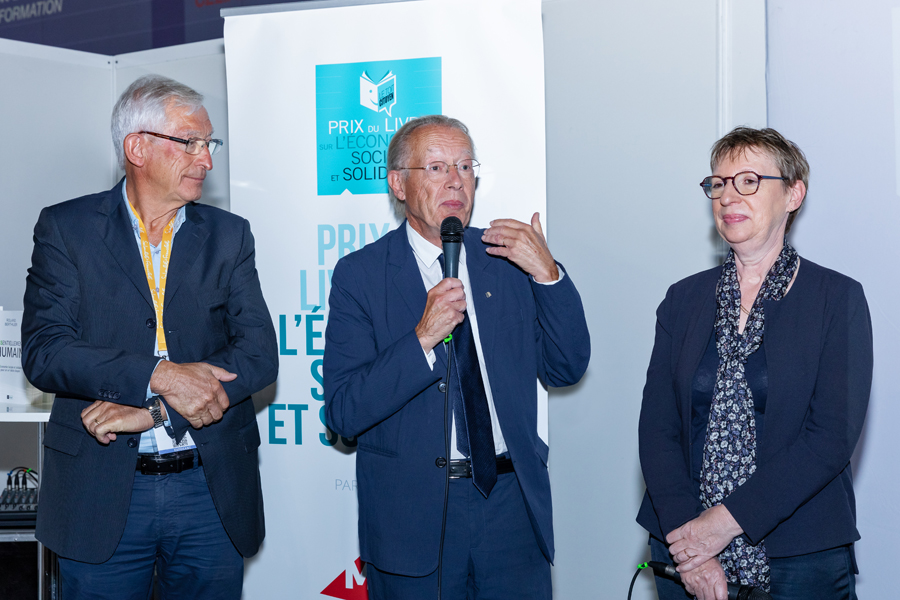 Thierry Jeantet, heureux et ému de cette récompense, remercie le Jury, la MAIF et le Toit Citoyen. Il profita également de cette prise de parole pour insister sur la dimension européenne de l'ESS qu'il n'a cessé de défendre et de promouvoir au travers de ses divers mandats et missions - Photo : Jacques Martin - Thierry Jeantet, heureux et ému de cette récompense, remercie le Jury, la MAIF et le Toit Citoyen. Il profita également de cette prise de parole pour insister sur la dimension européenne de l'ESS qu'il n'a cessé de défendre et de promouvoir au travers de ses divers mandats et missions - Photo : Jacques Martin -