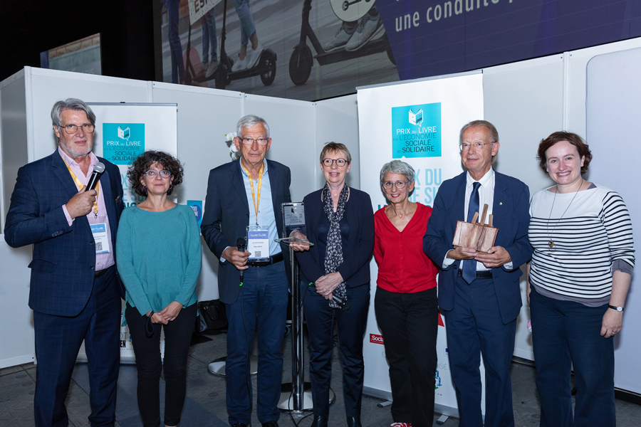 De gauche à droite : Patrick Gobert, Marie-Edith Alouf représentant les Editions des petits matins, Roger Belot, Annick Valette, Kristel Leclercq, Thierry Jeantet et Camille Dorrival qui s'était abstenue de voter en tant que jurée car directrice de collection aux petits matins - Photo : Jacques Martin -