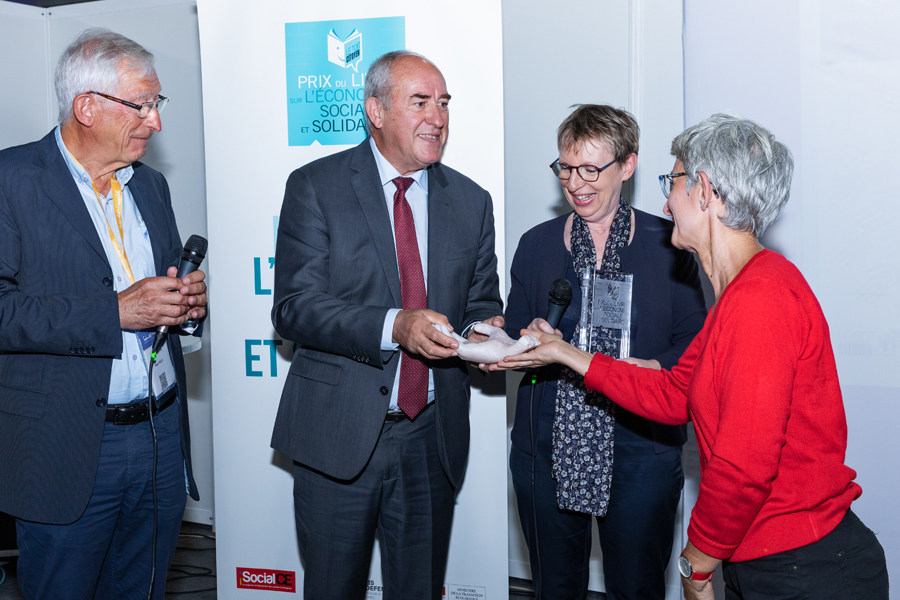 L'artiste du Prix, Kristel Leclerq, donne la main...sculptée, cadeau choisi par le Toit Citoyen pour honorer Roland Berthillier - Photo : Jacques Martin -