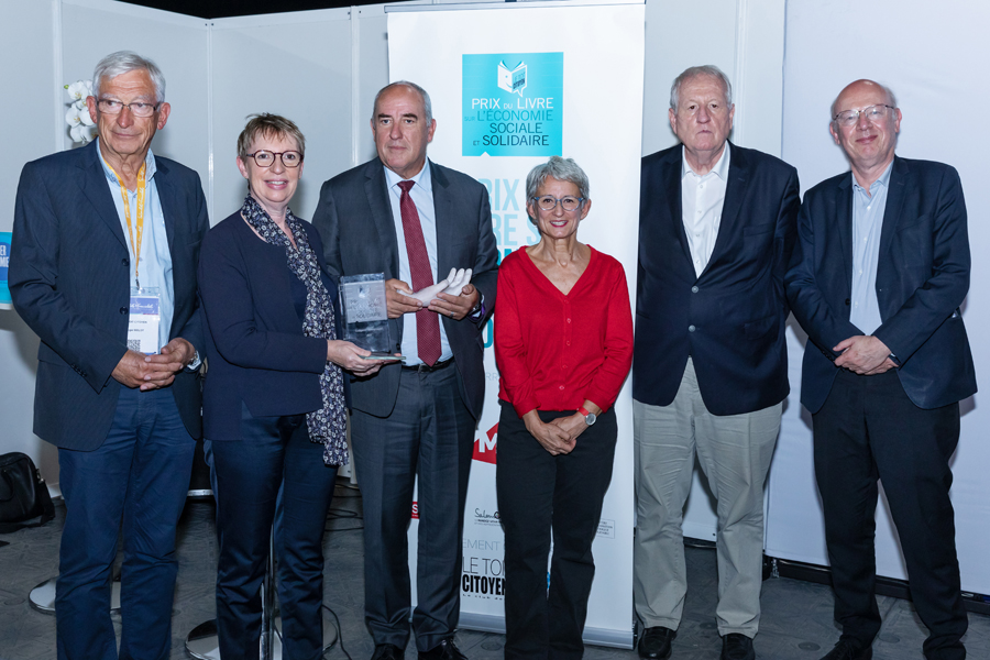 Les éditeurs Luc Jacob-Duvernet et Jean-Daniel Belfond (à droite) fondateur et patron des Editions de l'Archipel, maison récompensée pour la première fois dans l'histoire du Prix ont complété la photo de famille autour de Roland Berthilier - Photo : Jacques Martin -