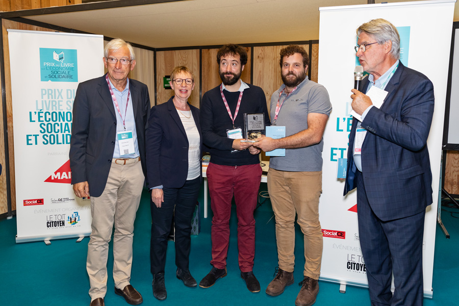 Roger Belot, président du Jury, Annick Valette, vice-présidente de la MAIF et Patrick Gobert, président du Toit Citoyen, à droite, ont récompensés Sébastien Chaillou-Gilette et Sébastien Pfeiffer (à côté de Patrick Gobert - Photo Jacques Martin