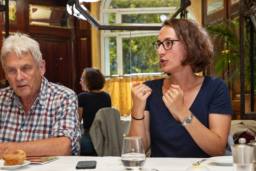 Honneur à la dernière arrivée, Claire Thoury. A ses côtés, Patrick Viveret qu'on ne présente plus, figure emblématique de l'ESS - Photo Jacques Martin