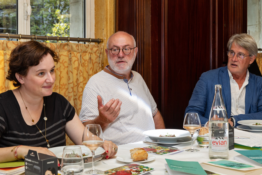 Charles Gouillard apprécie l'éthique et le sens de la déontologie de Camille Dorival qui vient d'annoncer qu'elle ne s'exprimera pas pendant le tour de table, ni qu'elle ne votera, pour les 2 catégories car elle est directrice de collection aux Petits Matins...sous le regard bienveillant de Patrick Gobert - Photo Jacques Martin