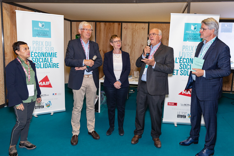 Dans la catégorie " Témoignages " un livre écrit à quatre mains, sous la forme d'une correspondance entre un père et son fils, tous les deux acteurs importants de l'ESS ! - " Etre radical " , Dialogue entre deux générations pour transformer l'économie - est un livre formidable ! Hughes Sibille, le père, actuel président du Labo de l'ESS, ancien vice-président du Crédit Coopératif et délégué interministériel à l'ESS. Le fils, Bastien, est président de la coopérative Mobicoop ainsi que des "Licoornes", alliance de coopératives pour la transition écologique et solidaire. Un livre unique, superbement écrit, sans complaisance, sans concessions l'un pour l'autre, où l'on se dit tout...même qu'on s'aime... édité aussi aux Petits matins - Photo Jacques Martin Dans la catégorie " Témoignages " un livre écrit à quatre mains, sous la forme d'une correspondance entre un père et son fils, tous les deux acteurs importants de l'ESS ! - " Etre radical " , Dialogue entre deux générations pour transformer l'économie - est un livre formidable ! Hughes Sibille, le père, actuel président du Labo de l'ESS, ancien vice-président du Crédit Coopératif et délégué interministériel à l'ESS. Le fils, Bastien, est président de la coopérative Mobicoop ainsi que des "Licoornes", alliance de coopératives pour la transition écologique et solidaire. Un livre unique, superbement écrit, sans complaisance, sans concessions l'un pour l'autre, où l'on se dit tout...même qu'on s'aime... édité aussi aux Petits matins - Photo Jacques Martin