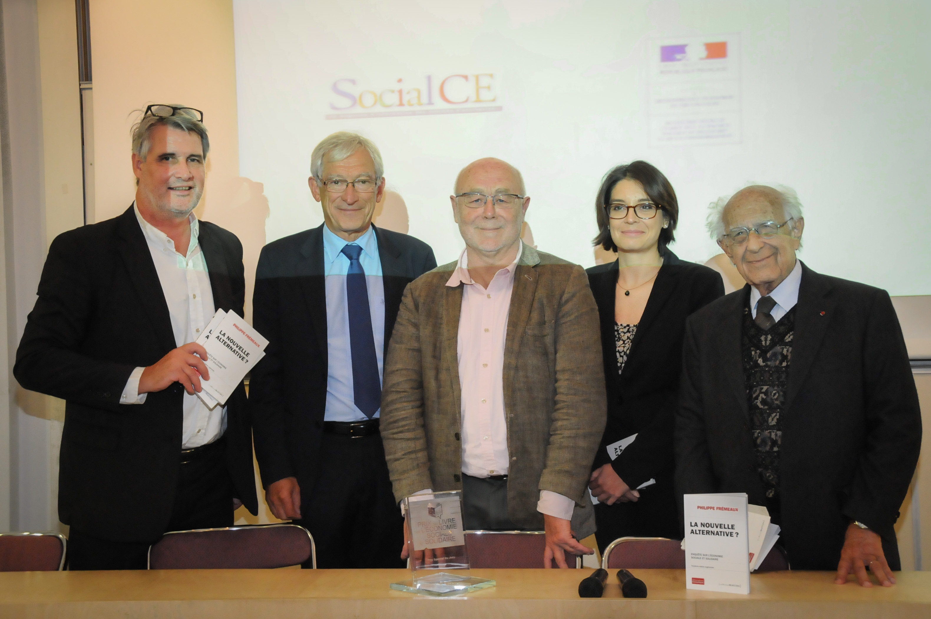 Roger Belot, entre patrick Gobert et Philippe Frémeaux, s'est félicité que la MAIF qu'il a présidée pendant de longues années, ait décidé de parrainer le Prix de l'ESS et a évoqué les valeurs communes entre tous les acteurs présents sur cette photo de Catherine Cros.