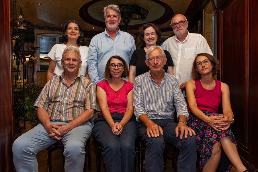 En bas, de g à d : Patrick Viveret, Delphine Julie, attachée de presse, Roger Belot, Claire Thoury. En haut, de g à d : Amélie Rafael, Patrick Gobert (organisateur), Camille Dorival, Charles Gouillard - photo Jacques Martin -