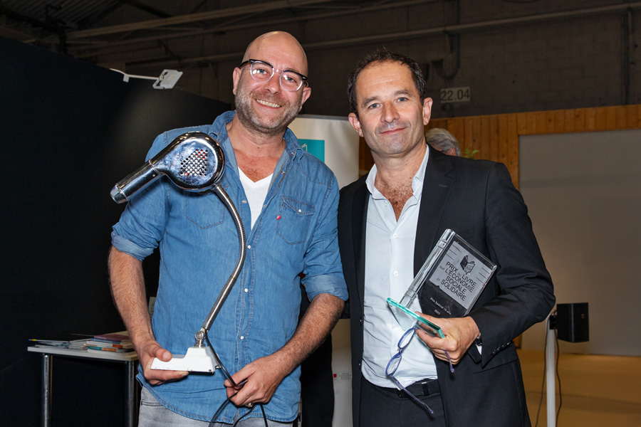 Richard Phalippon, artiste du prix 2023 aux côtés d'un Benoît Hamon heureux de ce trophée d'honneur - Photo Jacques Martin -