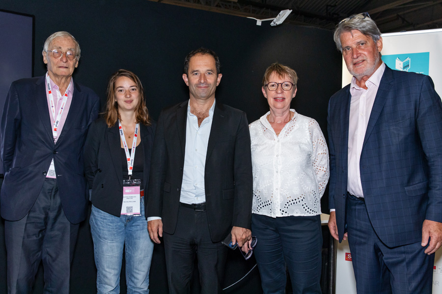 Annick Valette et Benoît Hamon aux côtés des lauréats 2023 - photo Jacques Martin -