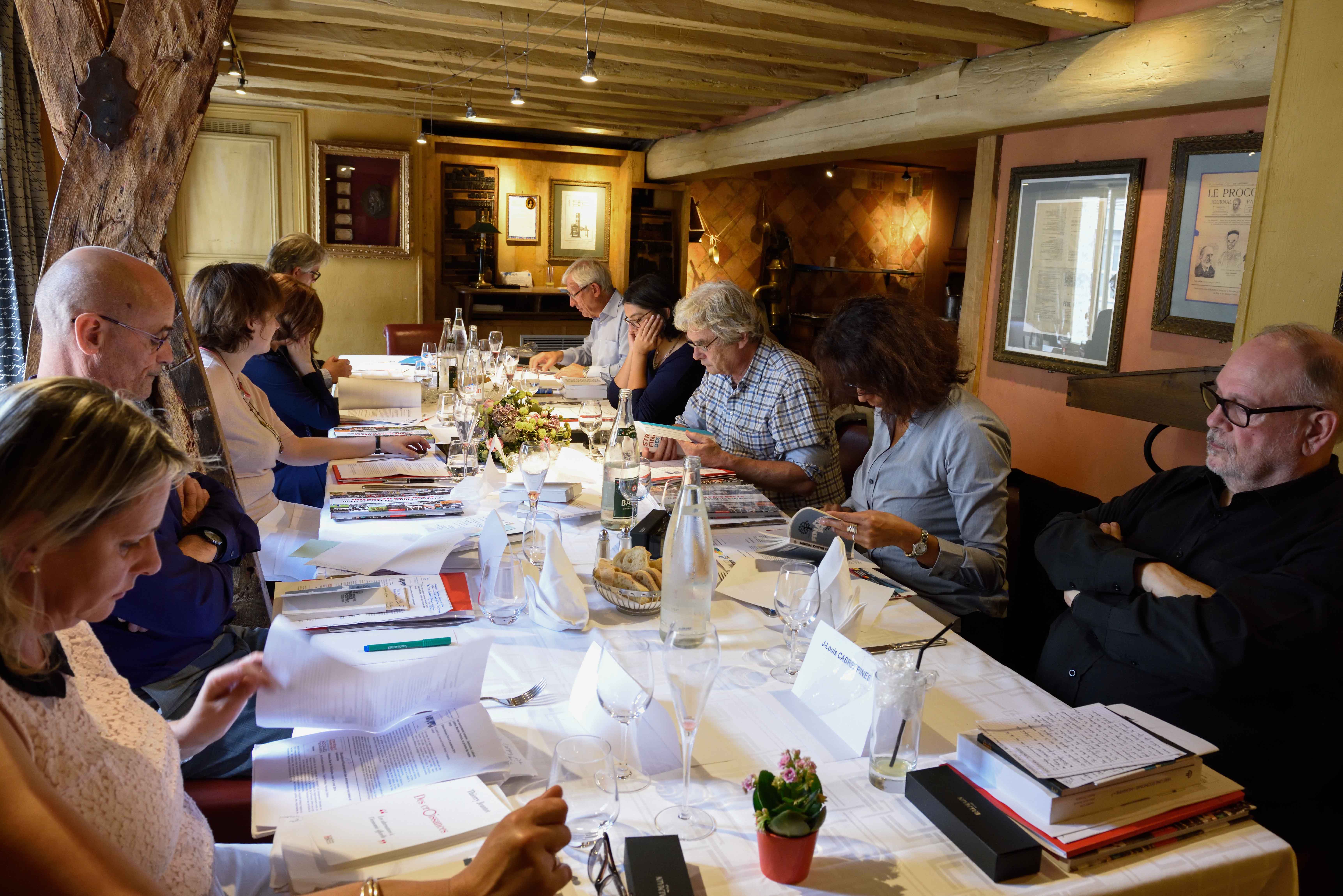 En l'absence du président, excusé, les jurés préparent leurs interventions respectives - photo : Catherine Cros