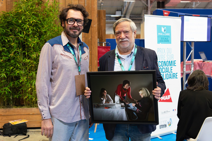Jean-Philippe Milesy fier de l'œuvre originale de Cédric Martigny, photographe du monde du travail et de l'ESS - Photo Jacques Martin - Jean-Philippe Milesy fier de l'œuvre originale de Cédric Martigny, photographe du monde du travail et de l'ESS - Photo Jacques Martin -