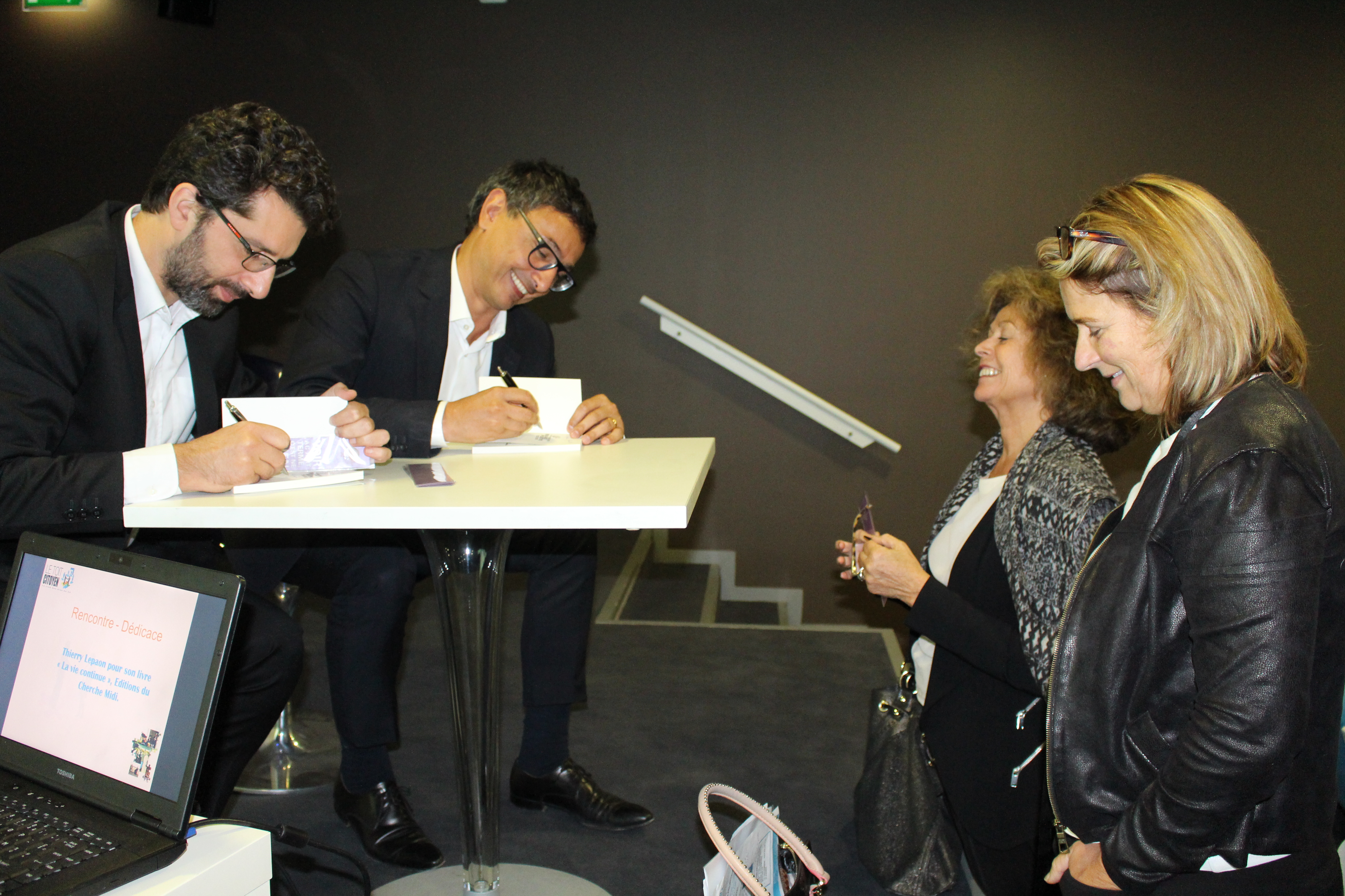 Beaucoup de plaisir partagé par les auteurs et leurs futurs lecteurs - Photo : Catherine Cros Beaucoup de plaisir partagé par les auteurs et leurs futurs lecteurs - Photo : Catherine Cros