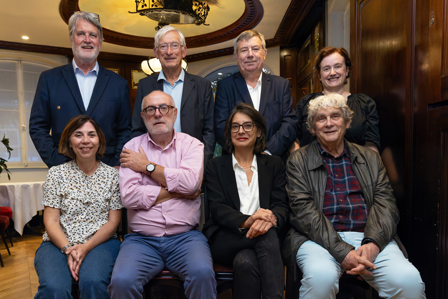 Premier rang de gauche à droite : Delphine Julie, Charles Gouillard, Amélie Rafael, Patrick Viveret. Debout de gauche à droite : Patrick Gobert, Roger Belot, René Carel, Camille Dorival - photo :  Jacques Martin - Toit Citoyen -