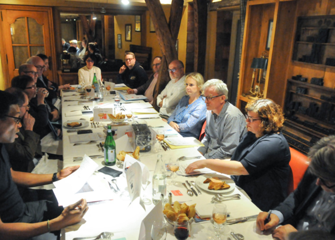 En bas à gauche, Jean-Michel Socrier, un des plus anciens membres du Club des CE Citoyens, exprime ses choix lors d'un tour de table passionné et très professionnel - Photo Catherine Cros