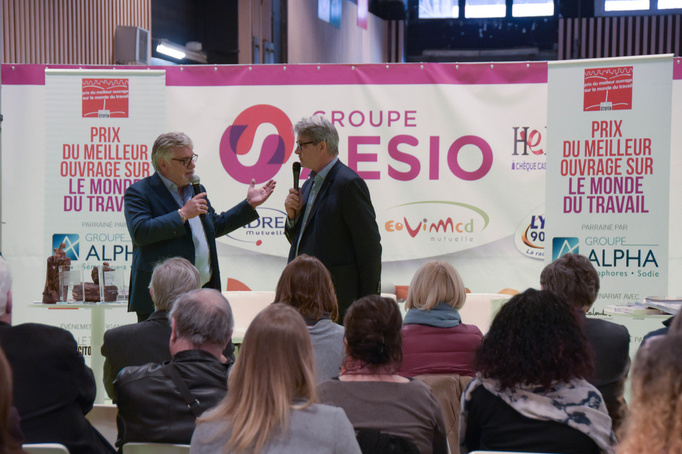 Jacques Lambert, responsables des relations institutionnelles de SalonsCE et animateur des Rendez-vous du Monde du Travail interrogé par Patrick Gobert, s'est félicité de l'organisation de SalonsCE, du colloque sur les candidats à la présidentielle face au dialogue social et du partenariat fidèle avec le Toit Citoyen. RdV a été pris pour mi septembre et le Prix du Livre sur l'ESS ! Photo Catherine Cros - Jacques Lambert, responsables des relations institutionnelles de SalonsCE et animateur des Rendez-vous du Monde du Travail interrogé par Patrick Gobert, s'est félicité de l'organisation de SalonsCE, du colloque sur les candidats à la présidentielle face au dialogue social et du partenariat fidèle avec le Toit Citoyen. RdV a été pris pour mi septembre et le Prix du Livre sur l'ESS ! Photo Catherine Cros -