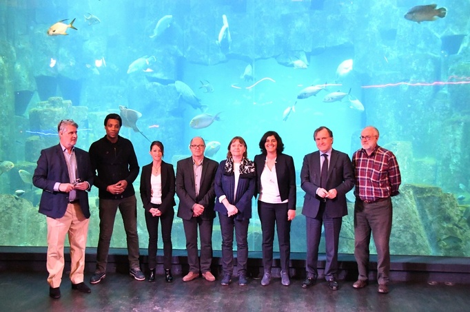 Margaux Gilquin entourée de Myriam El Khomri, Pierre Ferracci et Charles Gouillard juré au même titre que Philppe Besson et Jean Michel Socrier (sur la gauche de la photo) entourant Delphine Laurent, l'artiste auteur des oeuvres offertes par le Toit Citoyen aux lauréats de cette édition - photo : Catherine Cros - Margaux Gilquin entourée de Myriam El Khomri, Pierre Ferracci et Charles Gouillard juré au même titre que Philppe Besson et Jean Michel Socrier (sur la gauche de la photo) entourant Delphine Laurent, l'artiste auteur des oeuvres offertes par le Toit Citoyen aux lauréats de cette édition - photo : Catherine Cros -