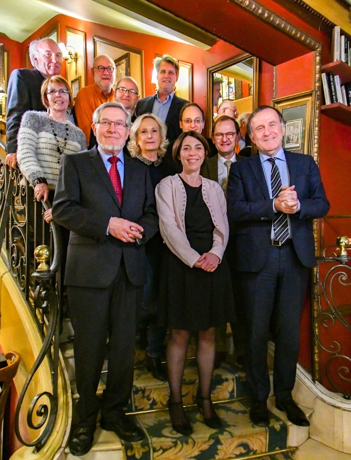 Au premier rang : Jean Auroux et Pierre Ferracci encadrent Delphine Julie, attachée de presse du Prix et gestionnaire du compte twitter (2 500 abonnés). Au second rang : Marie Pezé, Olivier Khatchikian et Bernard Vivier. Derrière : Anne-Marie Basque, Philippe Besson et Patrick Gobert. Au dernier rang : Patrick Guilbault et Charles Gouillard de gauche à droite. Photo : Catherine Cros. Au premier rang : Jean Auroux et Pierre Ferracci encadrent Delphine Julie, attachée de presse du Prix et gestionnaire du compte twitter (2 500 abonnés). Au second rang : Marie Pezé, Olivier Khatchikian et Bernard Vivier. Derrière : Anne-Marie Basque, Philippe Besson et Patrick Gobert. Au dernier rang : Patrick Guilbault et Charles Gouillard de gauche à droite. Photo : Catherine Cros.