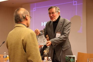 Jean Auroux remettant son prix à Yves Clot