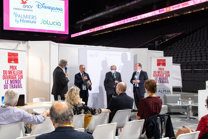 Alain Supiot, personnalité de la décennie ! Titulaire de la chaire « Etat social et mondialisation » au Collège de France de 2012 à 2019, devenu professeur émérite, Alain Supiot est un expert en droit social. Avec 24 ouvrages, 45 en collectif et des articles multiples, c’est une des personnalités les plus reconnues dans le monde du travail. Il a reçu son prix des mains de Jean Auroux et de celles de Pierre Ferracci racontant ses nombreuses visites au Collège de France. L’ancien ministre du travail, lui aussi admirateur d’Alain Supiot, a qualifié son dernier ouvrage, « Le travail n’est pas une marchandise », de pépite. Ce petit livre, petit en format est un grand livre qui sera offert à tous les participants d’une prochaine Matinée Citoyenne - Photo Catherine Cros - Alain Supiot, personnalité de la décennie ! Titulaire de la chaire « Etat social et mondialisation » au Collège de France de 2012 à 2019, devenu professeur émérite, Alain Supiot est un expert en droit social. Avec 24 ouvrages, 45 en collectif et des articles multiples, c’est une des personnalités les plus reconnues dans le monde du travail. Il a reçu son prix des mains de Jean Auroux et de celles de Pierre Ferracci racontant ses nombreuses visites au Collège de France. L’ancien ministre du travail, lui aussi admirateur d’Alain Supiot, a qualifié son dernier ouvrage, « Le travail n’est pas une marchandise », de pépite. Ce petit livre, petit en format est un grand livre qui sera offert à tous les participants d’une prochaine Matinée Citoyenne - Photo Catherine Cros -