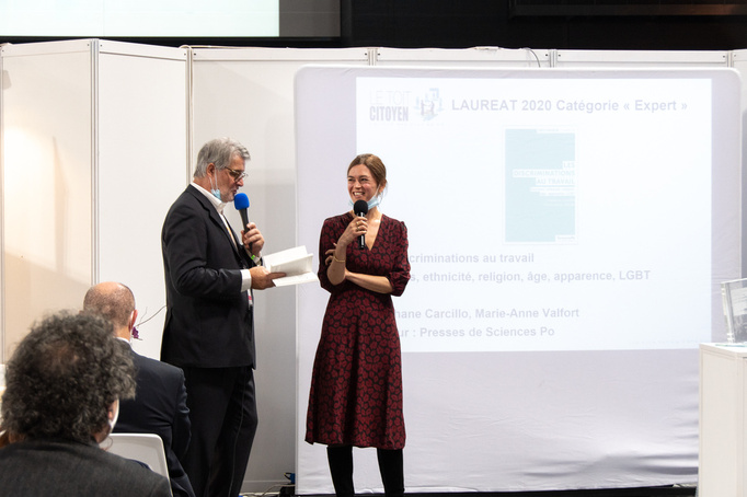 Patrick Gobert présente Marie-Anne Valfort, lauréate de la catégorie « Experts » avec le livre co-écrit avec Stéphane Carcillo « Les discriminations au travail » (Edition SciencePo Les Presses).- Photo Catherine Cros - Patrick Gobert présente Marie-Anne Valfort, lauréate de la catégorie « Experts » avec le livre co-écrit avec Stéphane Carcillo « Les discriminations au travail » (Edition SciencePo Les Presses).- Photo Catherine Cros -