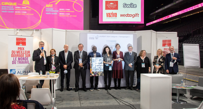 Photo de famille pour une remise de prix unique ! De gauche à droite : Patrick Gobert, Sandrine Babu (libraire), François Desriaux (rédacteur en chef de Santé et Travail), Pierre Ferracci, Jean-Baptiste Kandod'J (artiste du prix), Sabrina Ali Benali, Marie-Anne Valfort, Jean Auroux, Anne Guillemard (assistante au Toit Citoyen lors de la création du Prix), Marie Pezé (jurée et marraine du Club) et Alain Supiot - Photo : Catherine Cros - Photo de famille pour une remise de prix unique ! De gauche à droite : Patrick Gobert, Sandrine Babu (libraire), François Desriaux (rédacteur en chef de Santé et Travail), Pierre Ferracci, Jean-Baptiste Kandod'J (artiste du prix), Sabrina Ali Benali, Marie-Anne Valfort, Jean Auroux, Anne Guillemard (assistante au Toit Citoyen lors de la création du Prix), Marie Pezé (jurée et marraine du Club) et Alain Supiot - Photo : Catherine Cros -