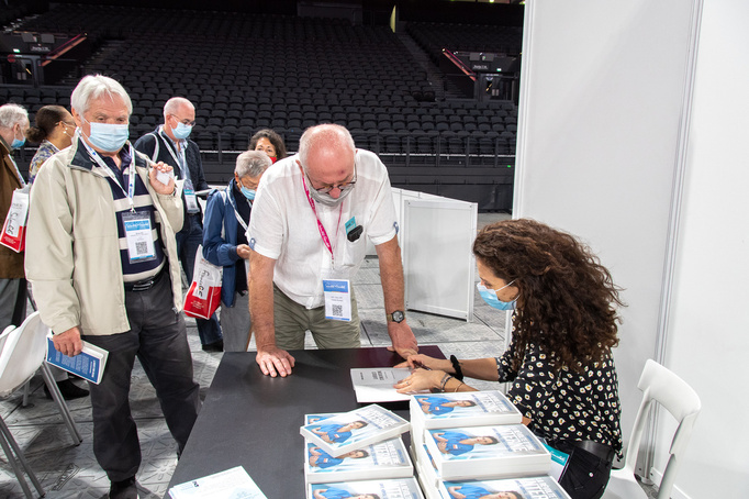 Une longue attente pour une dédicace mais le symbole d'une remise de prix inoubliable. Un anniversaire réussi ! - Photo : Catherine Cros - Une longue attente pour une dédicace mais le symbole d'une remise de prix inoubliable. Un anniversaire réussi ! - Photo : Catherine Cros -