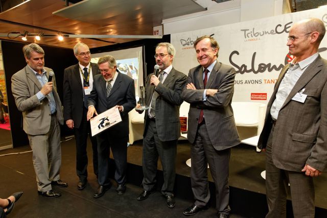 Patrick Gobert, Bernard Van Craeynest, Jean Auroux, Pierre Ferracci et Bernard Yves, de SalonsCE entourent le lauréat (de gauche à droite)