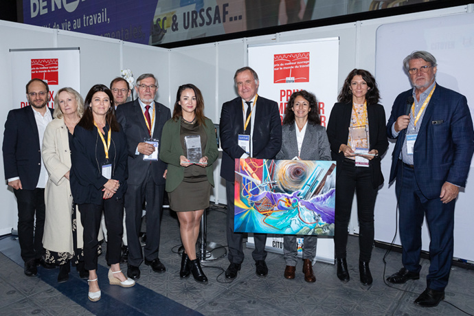 De gauche à droite : Olivier Khatchikhian, Marie Pezé, Isabelle Moreau, Bernard Vivier, membres du jury puis Jean Auroux, ancien ministre du travail et président du jury, Linda Kebbab, Pierre Ferracci, parrain du Prix, Astrid Hurard, artiste choisie pour cette 11ème édition, Sophie Bernard et Patrick Gobert, l'organisateur.. - Photo Jacques Martin. De gauche à droite : Olivier Khatchikhian, Marie Pezé, Isabelle Moreau, Bernard Vivier, membres du jury puis Jean Auroux, ancien ministre du travail et président du jury, Linda Kebbab, Pierre Ferracci, parrain du Prix, Astrid Hurard, artiste choisie pour cette 11ème édition, Sophie Bernard et Patrick Gobert, l'organisateur.. - Photo Jacques Martin.