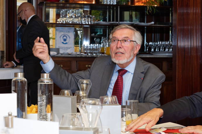 Le président Jean Auroux commente la sélection 2020/2021 et rappelle le règlement du Prix et de ses deux catégories - Photo : Jacques Martin - 