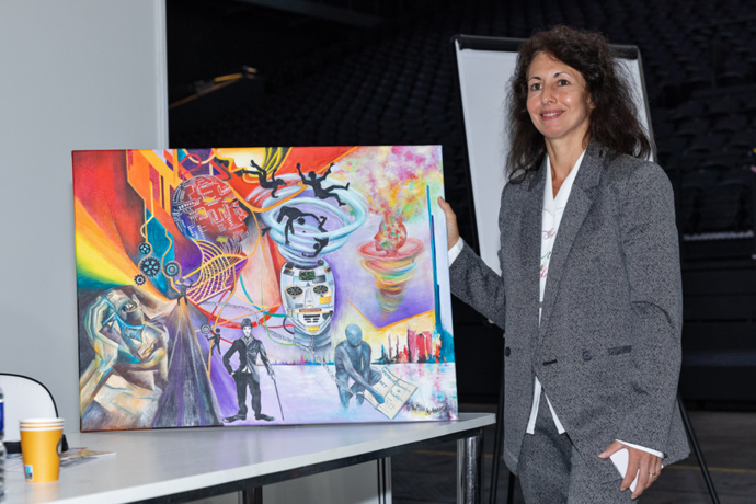 Focus sur Astrid Hurard, artiste dédiée au prix 2020/2021. C'est l'un des deux tableaux offert aux lauréates qui illustrent le monde du travail. Astrid Hurard est une ancienne élue de CE qui se consacre à la peinture depuis quelques années. Elle avait déjà participé au Prix de l'ESS l'an passé - Photo : Jacques Martin -