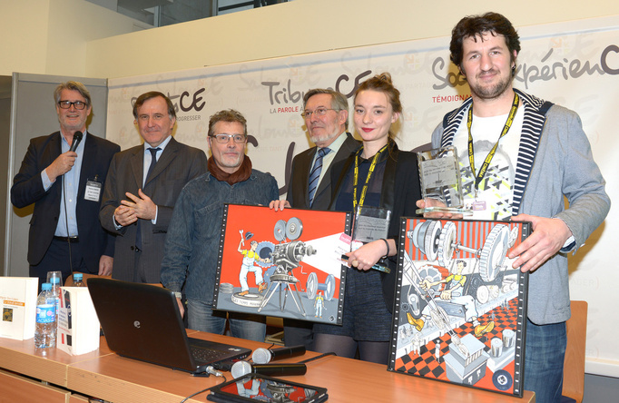 A côté de Cédric Gentil, Marie-Laure Blot, l’attachée de presse de l’éditeur François Bourin qui représentait Pierre-Yves Gomez, retenu à Lyon. Une remise de son prix sera organisée prochainement par Pierre Ferracci dans les locaux du Groupe Alpha. Entre ce dernier et Jean Auroux, Tibaï, le peintre à qui le Toit Citoyen avait confié cette année la création de deux œuvres originales récompensant les lauréats. Photo : Patrice Lecourt A côté de Cédric Gentil, Marie-Laure Blot, l’attachée de presse de l’éditeur François Bourin qui représentait Pierre-Yves Gomez, retenu à Lyon. Une remise de son prix sera organisée prochainement par Pierre Ferracci dans les locaux du Groupe Alpha. Entre ce dernier et Jean Auroux, Tibaï, le peintre à qui le Toit Citoyen avait confié cette année la création de deux œuvres originales récompensant les lauréats. Photo : Patrice Lecourt