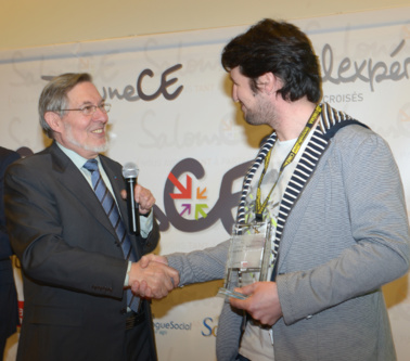 L'ancien ministre du travail Jean Auroux, président du Jury, félicite chaleureusement Cédric Gentil. Photo : Patrice Lecourt