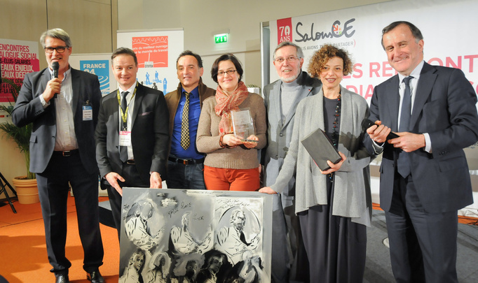 Jean Auroux entoure Rachel Silvera, félicitée chaleureusement par Pierre Ferracci et son éditrice Elisabeth Lau qui tient le trophée. Près d'elle, Eric Besson, le peintre qui avait été choisi pour cette édition et près de Patrick Gobert au micro, Jean-Pierre Lorillère, directeur de la caisse du Crédit Mutuel de la Défense, nouveau partenaire du Prix.... Photo : Catherine Cros Jean Auroux entoure Rachel Silvera, félicitée chaleureusement par Pierre Ferracci et son éditrice Elisabeth Lau qui tient le trophée. Près d'elle, Eric Besson, le peintre qui avait été choisi pour cette édition et près de Patrick Gobert au micro, Jean-Pierre Lorillère, directeur de la caisse du Crédit Mutuel de la Défense, nouveau partenaire du Prix.... Photo : Catherine Cros