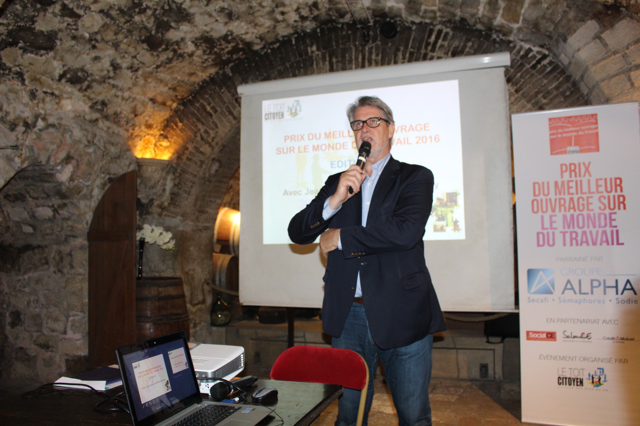 Patrick Gobert a rappelé l'histoire du Prix qui en est à sa 7ème édition et a remercié le Groupe Alpha, SalonsCE et Social CE qui en sont les partenaires fidèles - Photo : Jean-Paul Berger