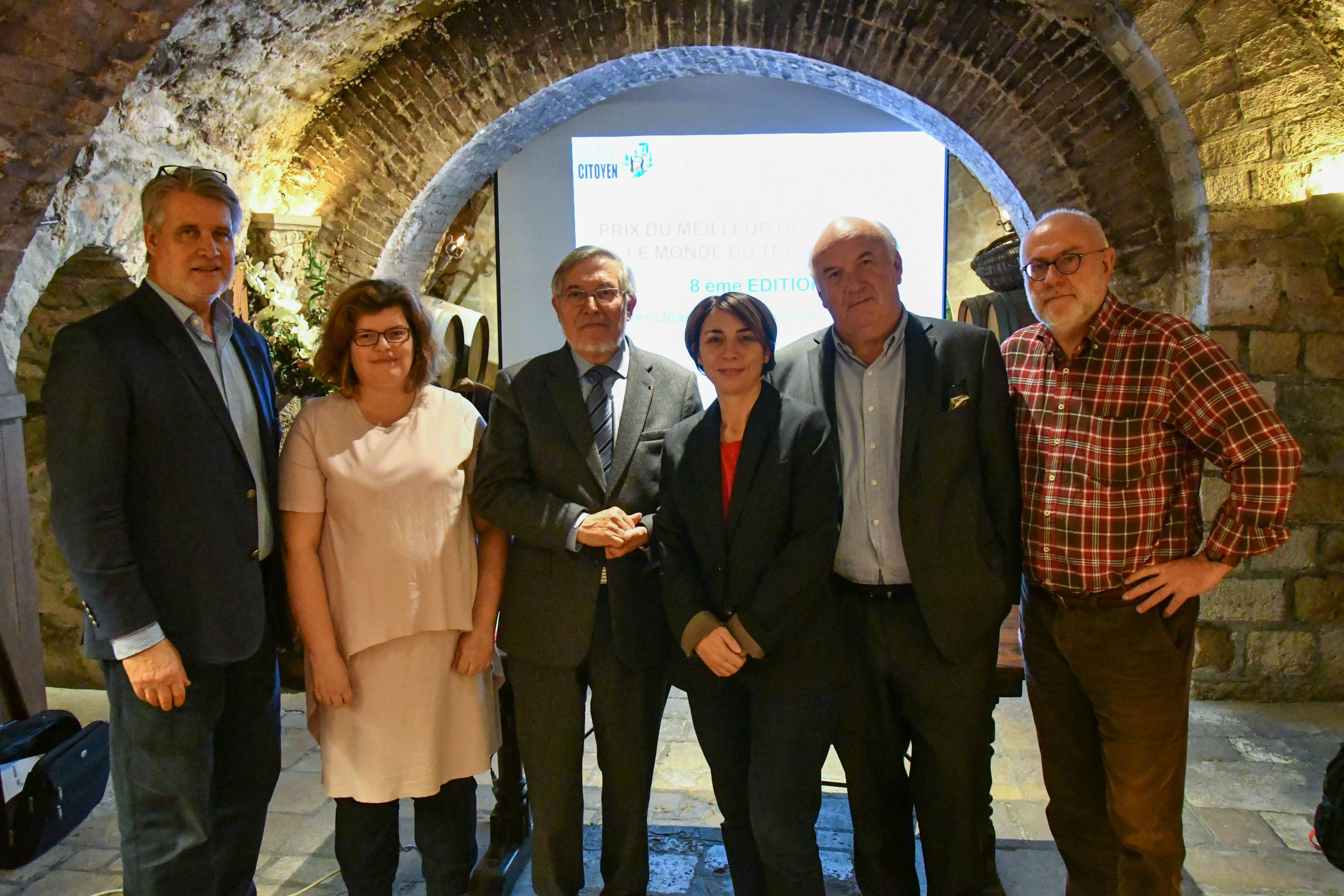 Dans un cadre magnifique et en rendant hommage aux travailleurs du vin célébrés dans le musée (rue des Eaux !!!), de gauche à droite, Patrick Gobert, Violaine Touet (jurée), Jean Auroux, Delphine Julie (attachée de presse), Patrick Guilbault et Charles Gouillard (Jurés) ont participé officiellement au lancement du Prix 2018. Absente sur la photo, Marie Pezé a profité de cette Matinée pour présenter son nouveau livre, Le Burn Out pour les Nuls (First Editions) après avoir débattu sur le harcèlement au travail... Photo Catherine Cros -