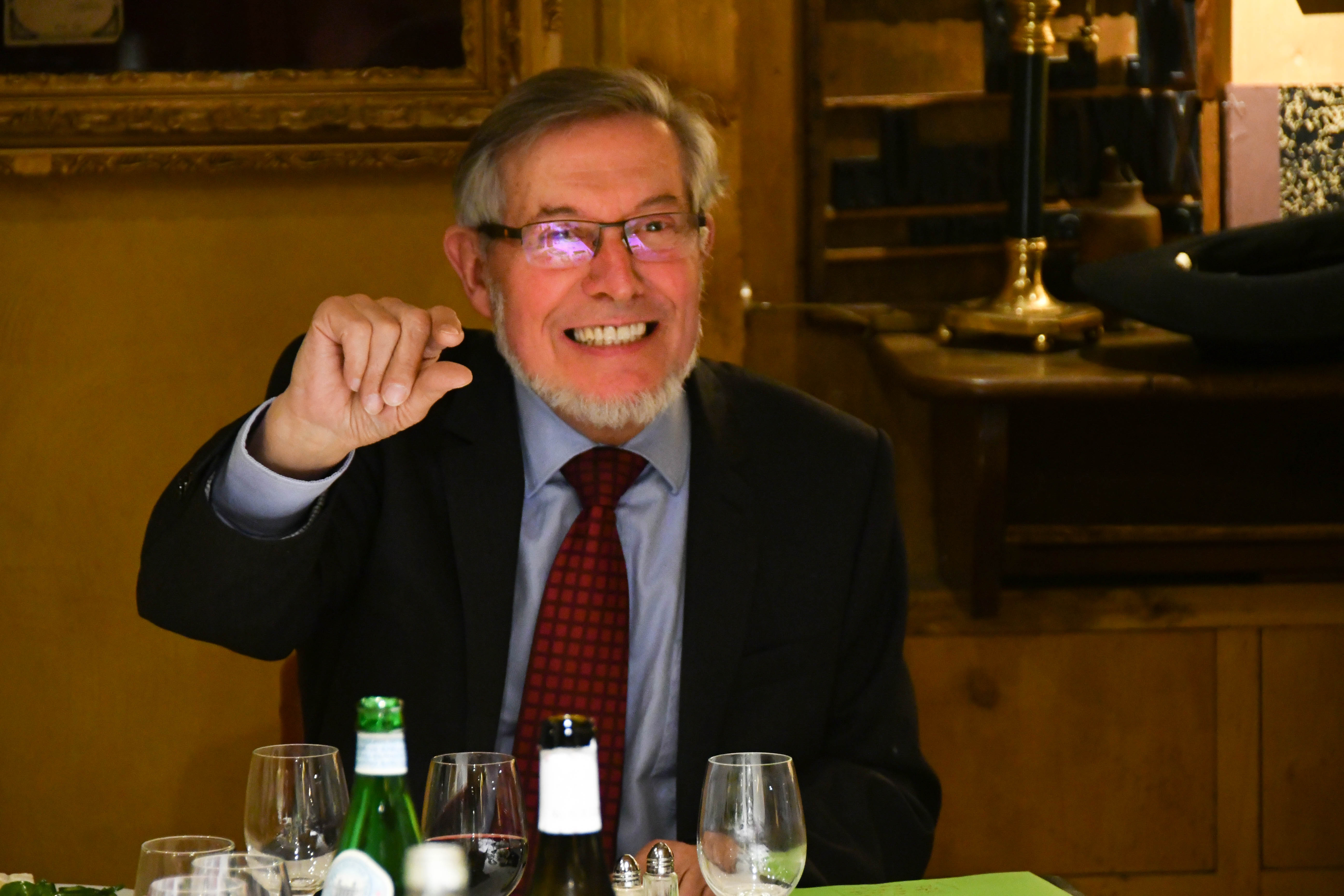 Un tout petit écart...semble dire le président du Jury et ancien ministre du travail. Jean Auroux craignait d'être obligé de faire jouer sa double voix en cas d'égalité au troisième tour mais il le fit avec toute son honnêteté intellectuelle et sa bonne humeur habituelle... Photo : Catherine Cros.