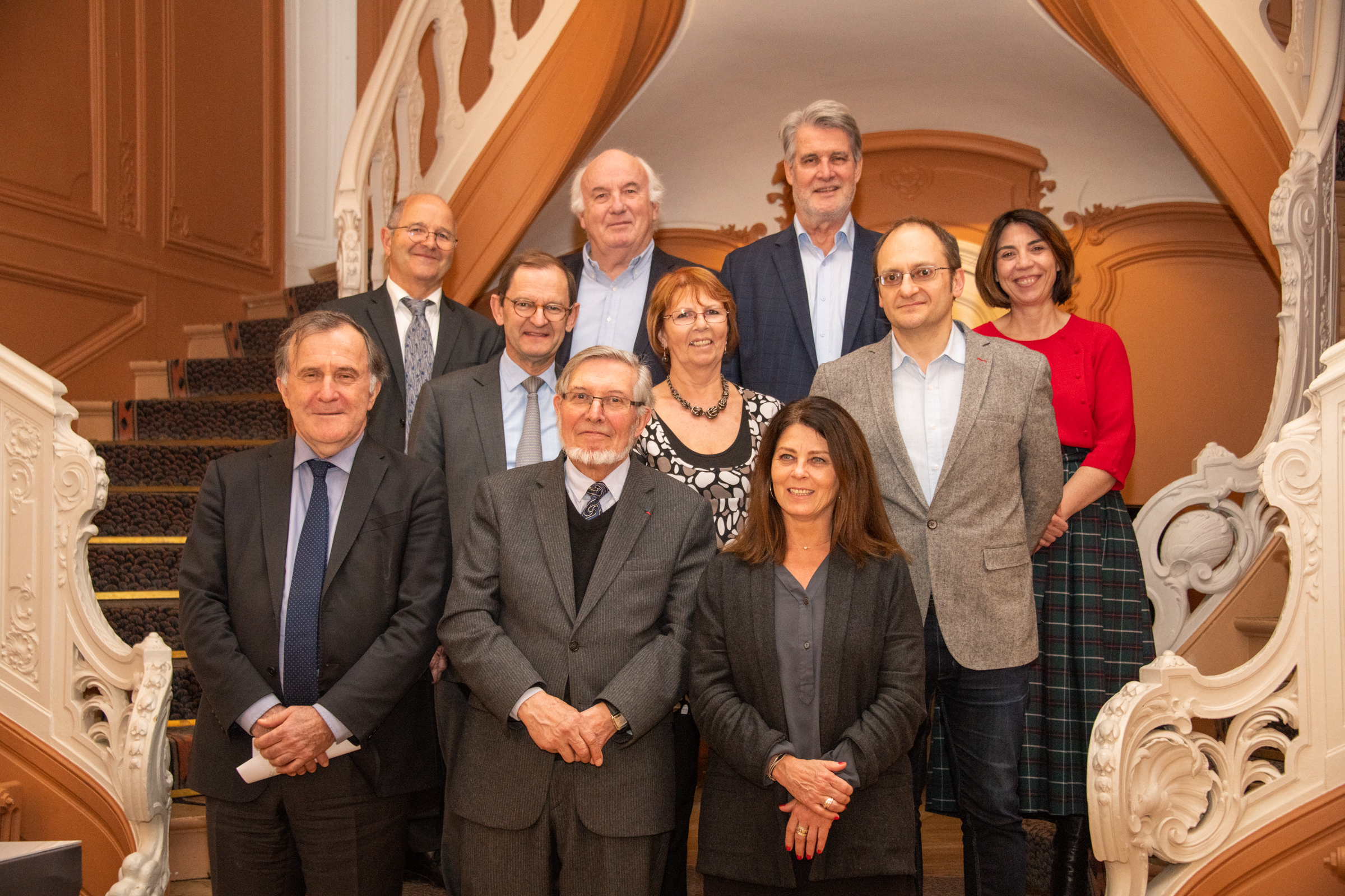 Dans un nouveau lieu, l'Hôtel des Arts et Métiers, choisi spécialement pour les 10 ans du Prix, que les jurés se sont rassemblés - Isabelle Moreau et Pierre Ferracci entourent Jean Auroux. Bernard Vivier,à gauche et Olivier Khatchikian entourent Anne-Marie Basque. Derrière et en haut, de gauche à droite, Philippe Besson, Patrick Guibault, Patrick Gobert et Delphine Julie - Photo Catherine Cros -