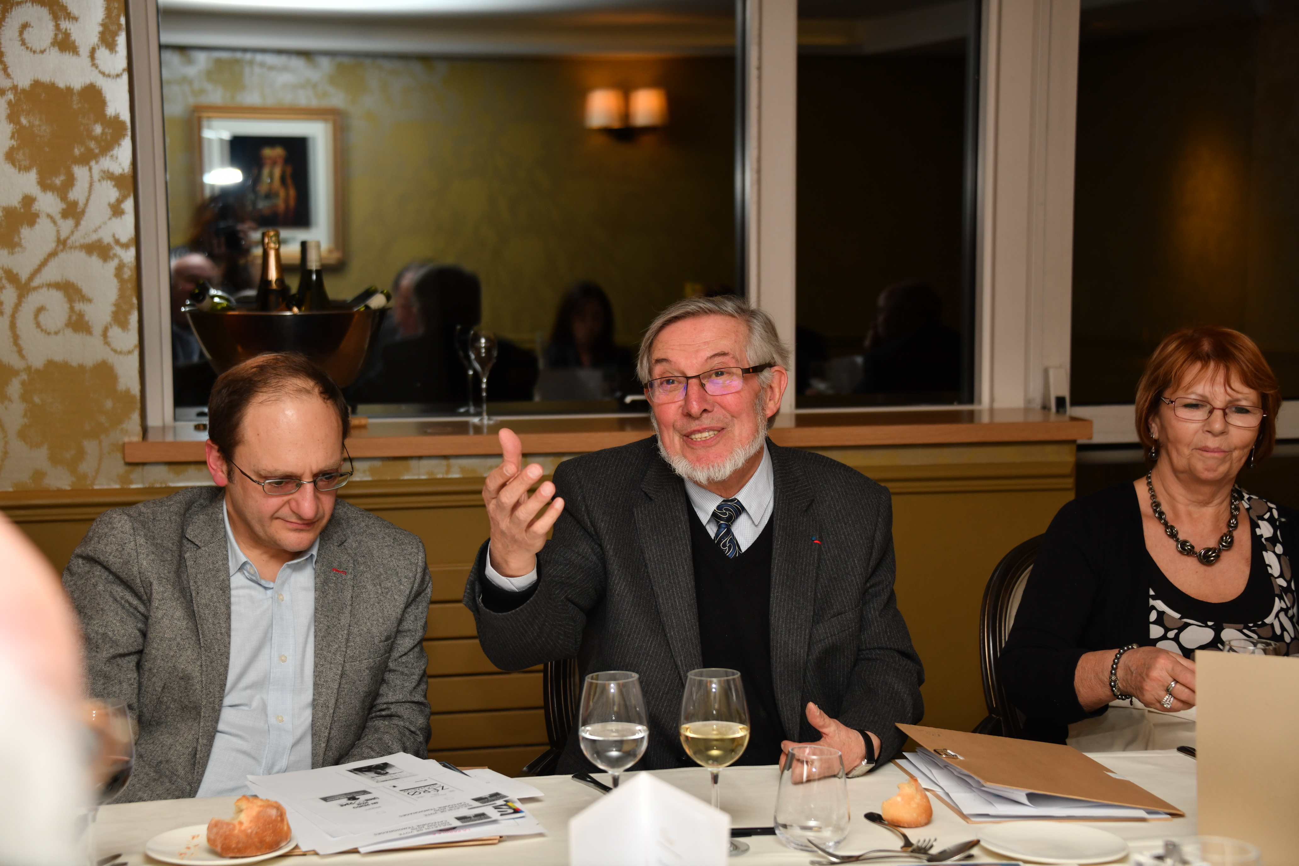 Entre Anne-Marie Basque et Olivier Khatchikian, Jean Auroux a salué la sélection du millésime 2020 - Photo Catherine Cros - Entre Anne-Marie Basque et Olivier Khatchikian, Jean Auroux a salué la sélection du millésime 2020 - Photo Catherine Cros -