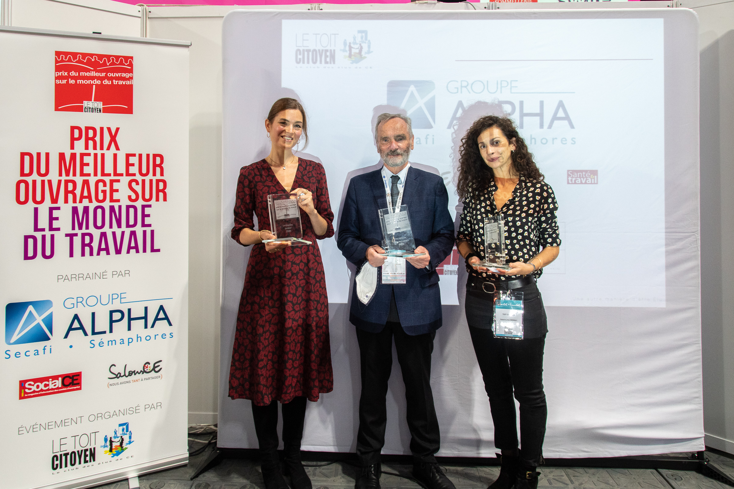 Trois superbes trophées pour l'anniversaire du Prix ! Alain Supiot, prix Spécial 10 ans, entouré de deux femmes exceptionnelles, Marie-Anne Valfort et Sabrina Ali Benali  - Photo Catherine Cros -