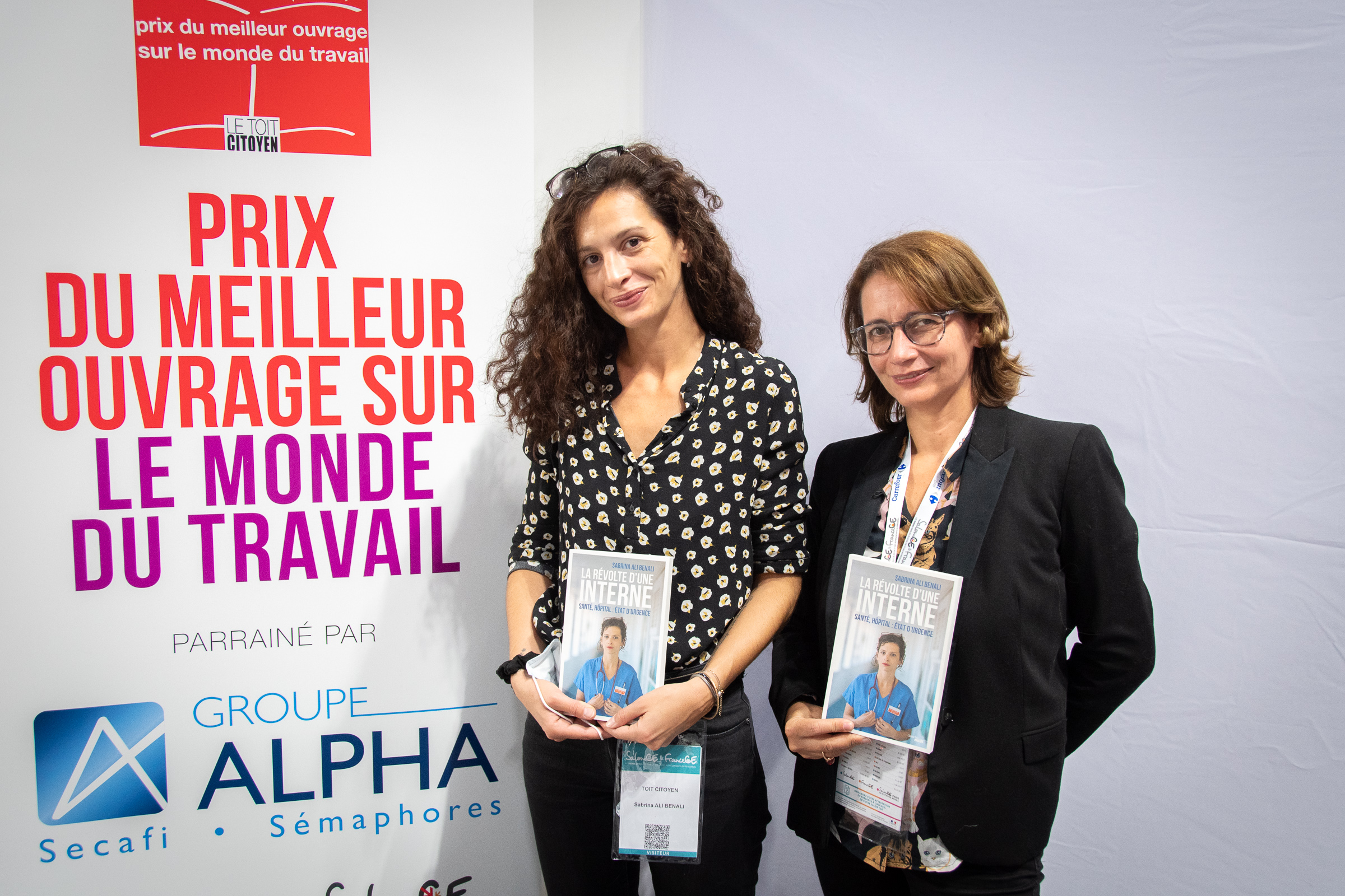 Cet anniversaire a été l'occasion de commander 80 livres à la librairie parisienne " L’Instant ", tenue par Sandrine Babu (qui pose à côté de l'auteure), ouvrage qui a été offert à tous les participants de l’événement. Le Toit Citoyen en a donc profité pour rendre un double hommage aux héros du quotidien pendant le confinement : aux personnels hospitaliers et aux libraires de quartier - Photo : Catherine Cros - Cet anniversaire a été l'occasion de commander 80 livres à la librairie parisienne " L’Instant ", tenue par Sandrine Babu (qui pose à côté de l'auteure), ouvrage qui a été offert à tous les participants de l’événement. Le Toit Citoyen en a donc profité pour rendre un double hommage aux héros du quotidien pendant le confinement : aux personnels hospitaliers et aux libraires de quartier - Photo : Catherine Cros -
