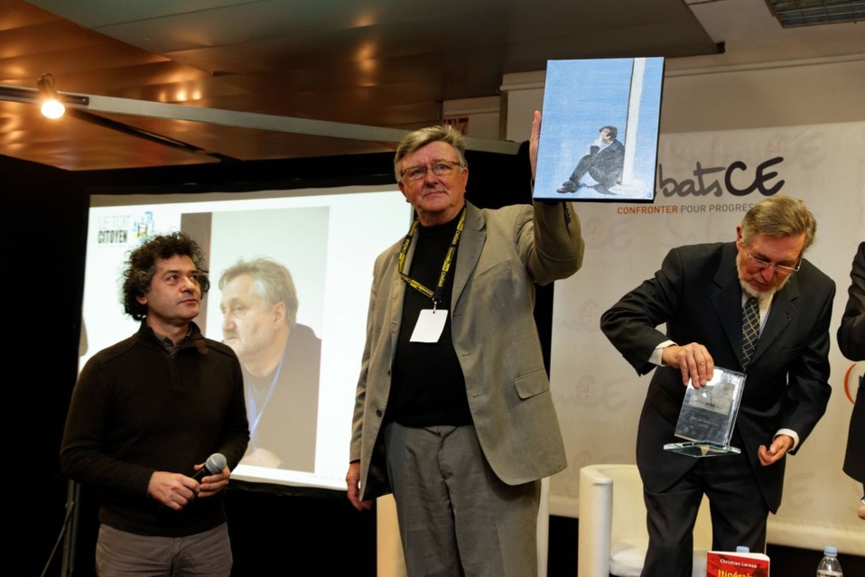 Christian Larose montre le tableau sous les yeux de son créateur pendant que Jean Auroux s'apprête à lui remettre le trophée.