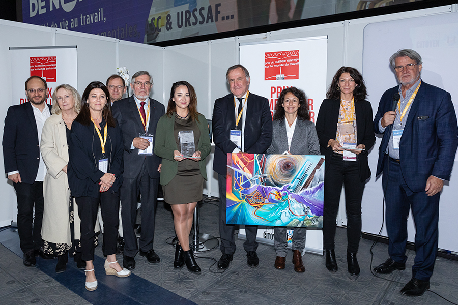 De gauche à droite : Olivier Khatchikhian, Marie Pezé, Isabelle Moreau, Bernard Vivier, membres du jury puis Jean Auroux, ancien ministre du travail et président du jury, Linda Kebbab, Pierre Ferracci, parrain du Prix, Astrid Hurard, artiste choisie pour cette 11ème édition, Sophie Bernard et Patrick Gobert, l'organisateur.. - Photo Jacques Martin.