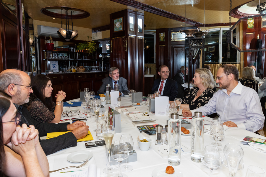 Le Jury échange avant de faire le premier tour de table - Photo : Jacques Martin - Le Jury échange avant de faire le premier tour de table - Photo : Jacques Martin -