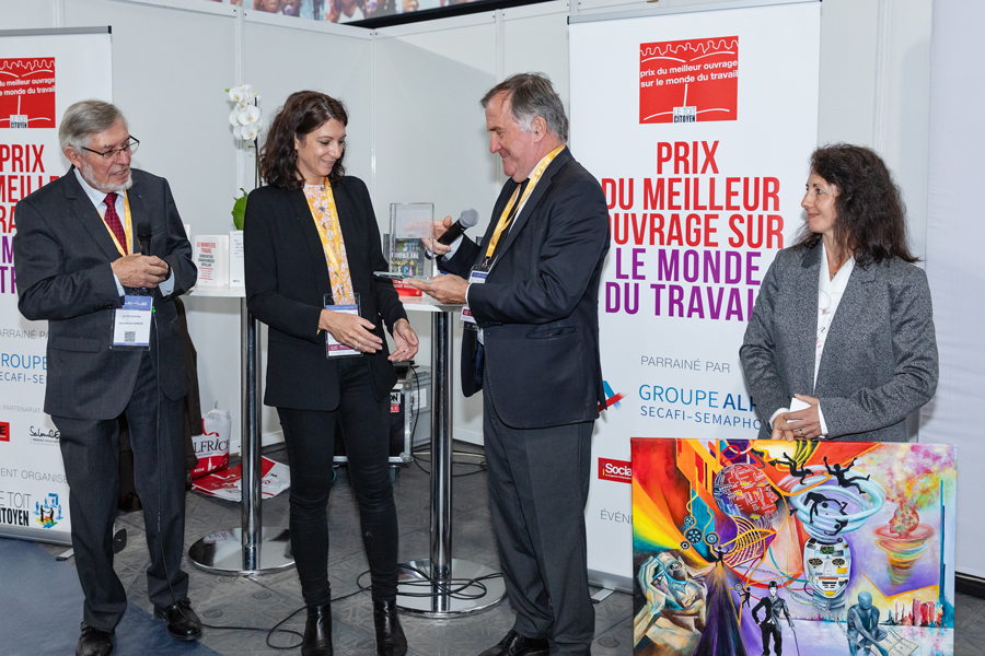 Pierre Ferracci remet le trophée de la catégorie " Experts " à Sophie Bernard pour " Le nouvel esprit du salariat " édité chez puf - Photo : Jacques Martin - Pierre Ferracci remet le trophée de la catégorie " Experts " à Sophie Bernard pour " Le nouvel esprit du salariat " édité chez puf - Photo : Jacques Martin -