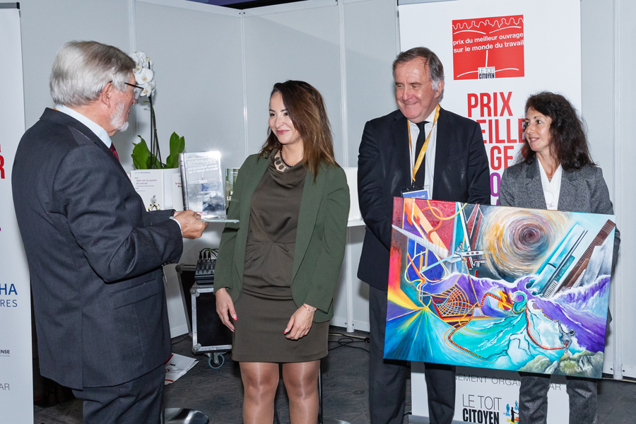 L'ancien ministre du travail n'a pas caché sa joie de remettre le trophée à Linda Kebbab pour son livre " Gardienne de la paix et de la révolte " édité chez Stock et élu à l'unanimité - Photo : Jacques Martin - L'ancien ministre du travail n'a pas caché sa joie de remettre le trophée à Linda Kebbab pour son livre " Gardienne de la paix et de la révolte " édité chez Stock et élu à l'unanimité - Photo : Jacques Martin -