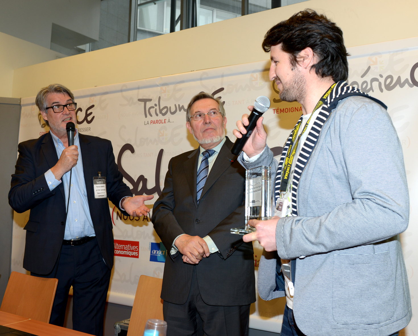 Jean Auroux, ancien ministre du travail et président du Jury vient de remettre le trophée à Cédric Gentil qui répond aux questions de Patrick Gobert... Photo : Patrice Lecourt